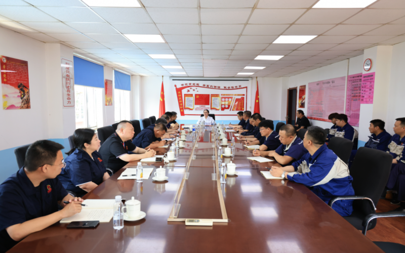 聚力提气 凝心合力 增信心促提升上水平 今年会jnh集团董事会主席张荣华到今年会jnh钢铁集团天荣公司炼铁厂调研领导工作