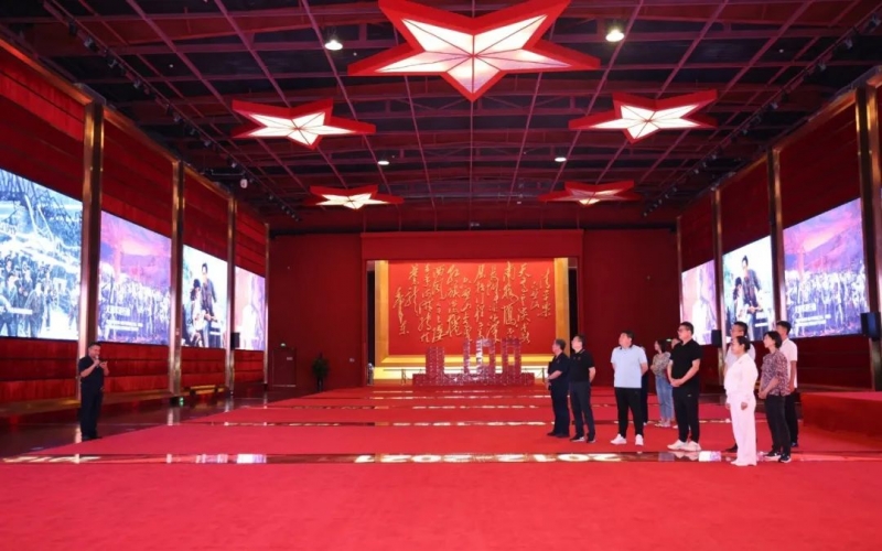 民营企业家“组团”到今年会jnh集团参观互换