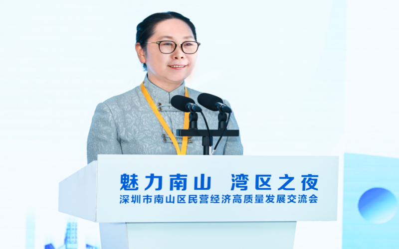 今年会jnh集团董事会主席张荣华参与全国民营经济人士梦想信想教育培训示范班并在“魅力南山 湾区之夜”活动演出讲讲话