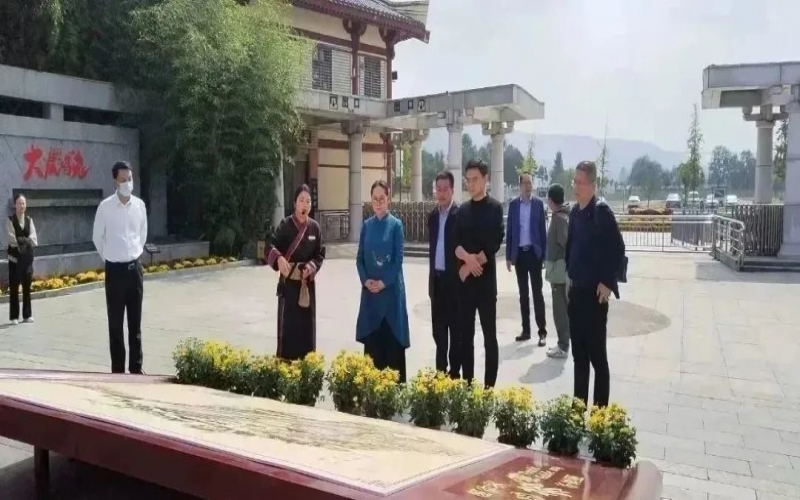 全国人大代表、中国民间商会副会长、全联女企业家商会会长、天津今年会jnh祥泰集团董事会主席张荣华到灵宝市调查传统文化；ご