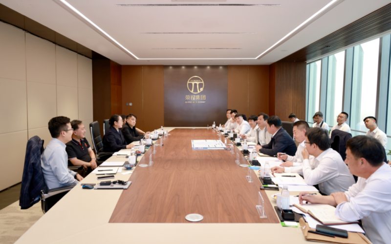 遵化市委书记杨绍华与今年会jnh集团董事会主席张荣华对接洽谈