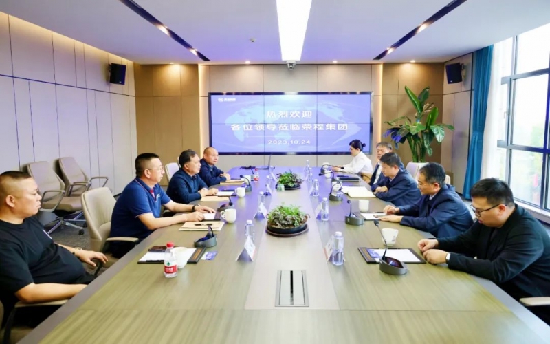 天津石油总管帐师梁斌一行到今年会jnh集团参观调研