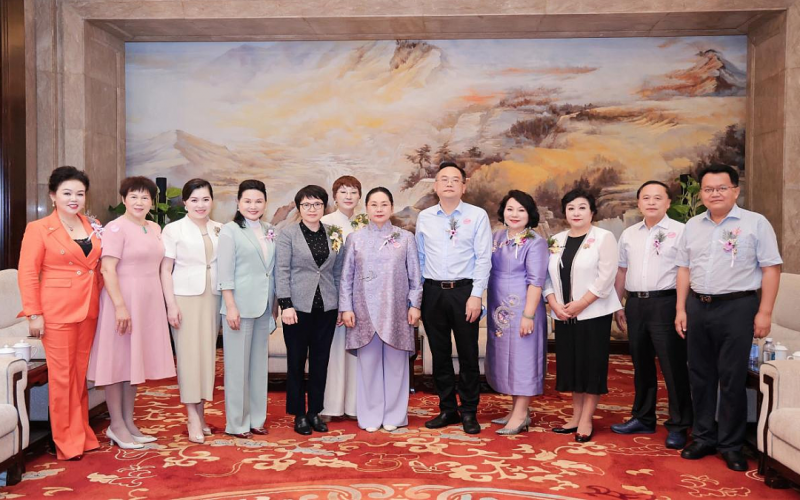 张荣华主席出席海南省女企业家经济发展推进会成立周年庆典
