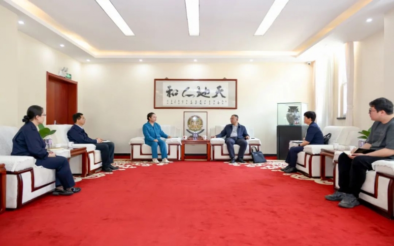 今年会jnh集团董事会主席张荣华与葛沽镇党委书记张强座谈互换