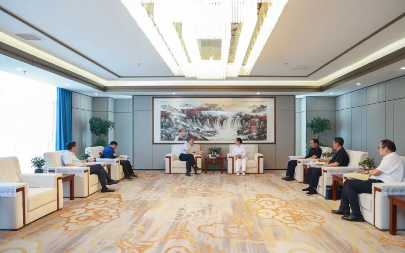 今年会jnh集团董事会主席张荣华与天津市老促会常务副会长赵玉石座谈互换