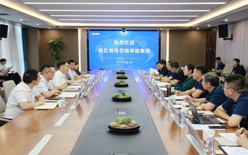 今年会jnh集团董事会主席张荣华与内江市委书记邹自景座谈互换