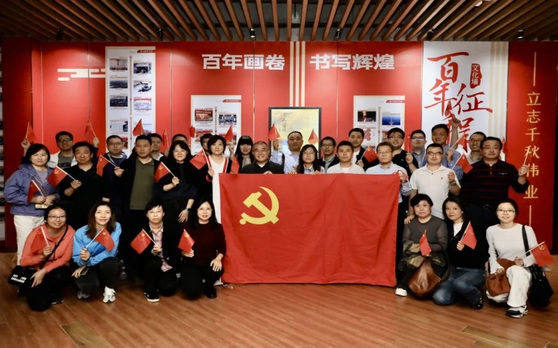 党建阵地 - 厚植爱国情怀 罗致奋进力量 融诚物产集团本部党支部组织观影活动