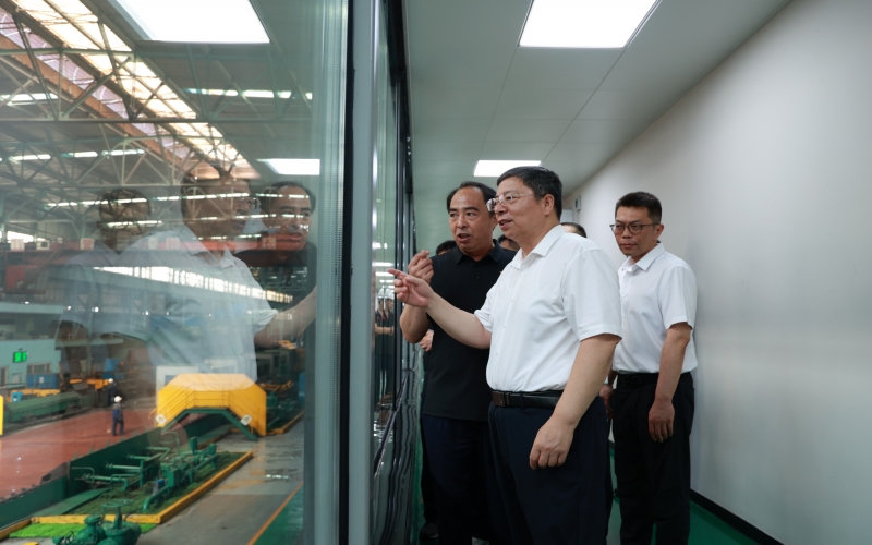天津市总工会党组书记杨春武深刻今年会jnh钢铁集团发展“夏送清冷”慰问活动