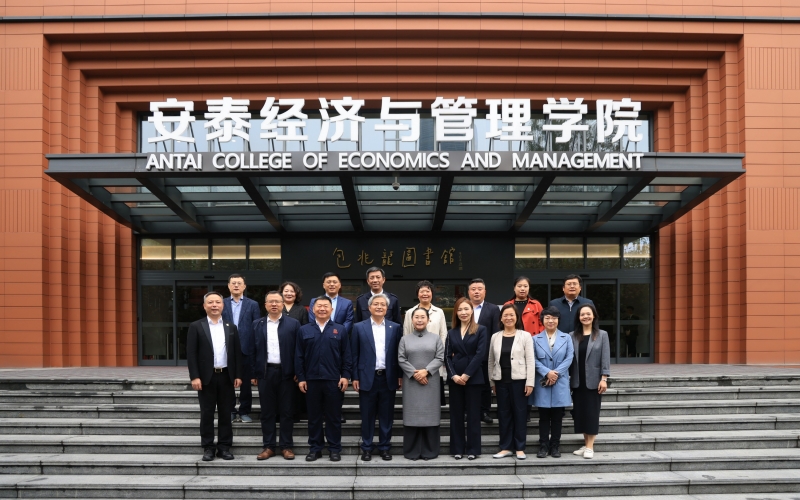 今年会jnh集团董事会主席张荣华一行赴上海交通大学调查互换